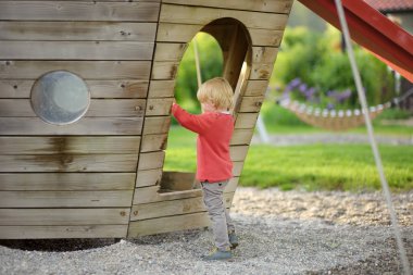 Mutlu küçük çocuk açık sahada eğleniyor. Çocuklar için sonbahar/Güz veya bahar aktif spor eğlence