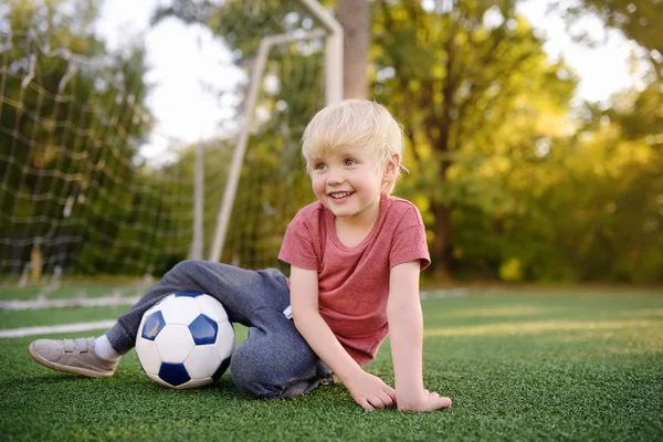 Menino Divertindo Jogando Jogo Futebol Futebol Dia Verão Ativo Livre — Fotografia de Stock