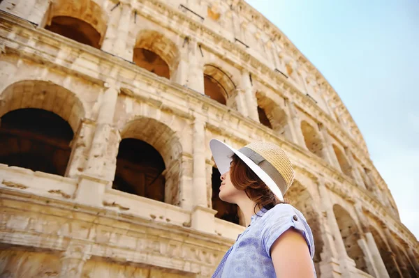 Νεαρή Γυναίκα Ταξιδιώτη Ψάχνουν Στο Διάσημο Κολοσσαίο Στη Ρώμη Ξενάγηση — Φωτογραφία Αρχείου