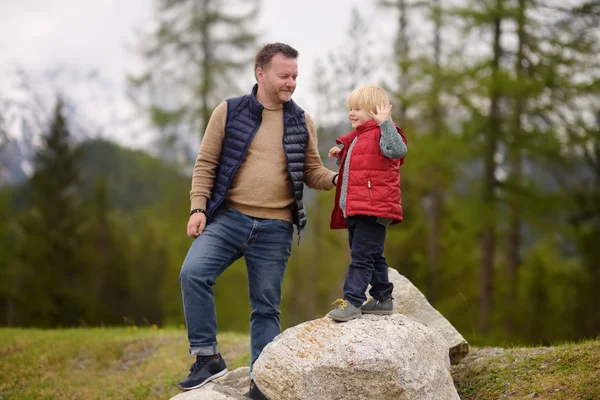 Roztomilý Malý Chlapec Jeho Otec Chodí Švýcarském Národním Parku Jaro — Stock fotografie