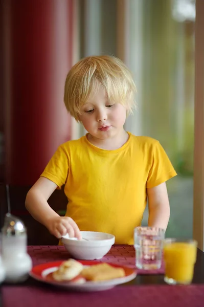 Niño Pequeño Desayunando Sano Restaurante Del Hotel Sabrosa Comida Casa —  Fotos de Stock