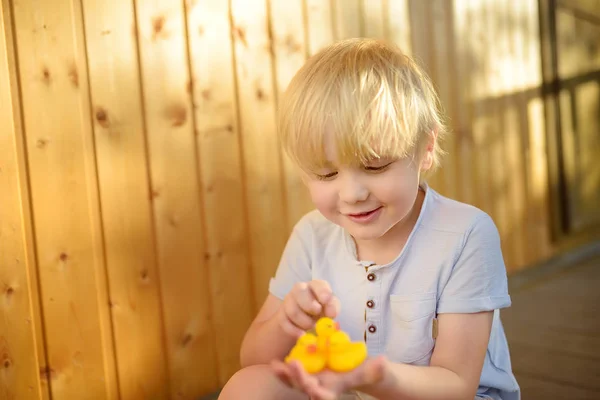 Menino Brincando Com Família Pato Borracha Criança Pré Escolar Aprende — Fotografia de Stock