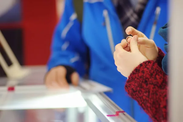 Vrouw Probeert Trouwringen Bij Een Juwelier Focus Handen — Stockfoto