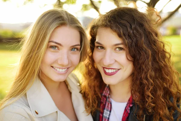 两个可爱的年轻女子的户外画像 多样的女性之美 两个白种人的女朋友在阳光明媚的日子里一起散步 女朋友 — 图库照片