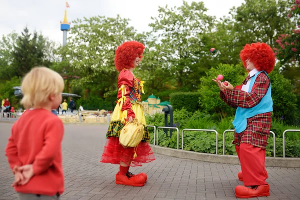 Gunzburg Germany May 2018 Little Boy Watches Performance Funny Clowns — Stock Photo, Image