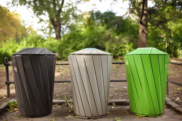 公共の公園でリサイクル ゴミの分別用のごみ箱 エコロジー リサイクル 自然概念の保護 — ストック写真