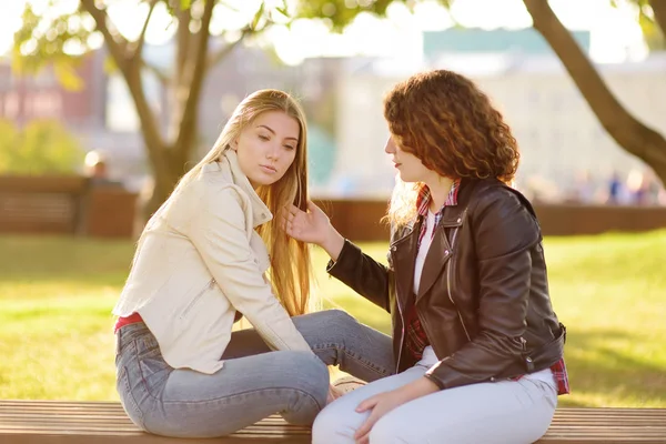 Young Woman Support Soothe Her Upsed Friend Two Girl Conversation — Stock Photo, Image