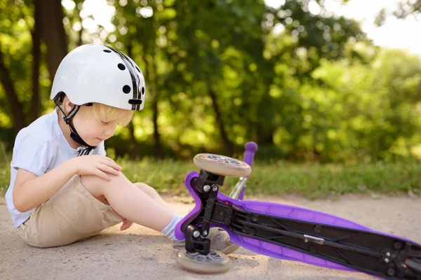 Peuter Jongen Veiligheidshelm Leren Scooter Rijden Klein Kind Crashen Tijdens — Stockfoto