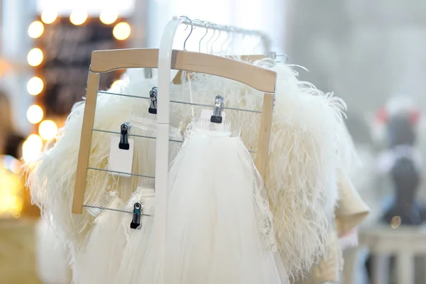 Μερικές Όμορφες Νυφικό Πέπλο Και Φόρεμα Κρεμάστρα Μόδα Γάμου — Φωτογραφία Αρχείου