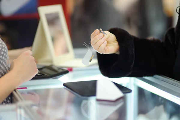 Woman Choosing Perfect Earrings Jeweler Close Photo Focus Your Hands — Stock Photo, Image