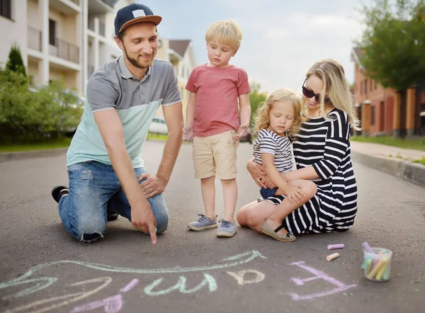 Glad Vänskaplig Familj Med Två Barn Sommar Ordet Familj Målade — Stockfoto