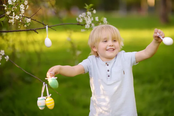 Söt Liten Pojke Jagar För Påskägg Gren Blommande Träd Traditionella — Stockfoto