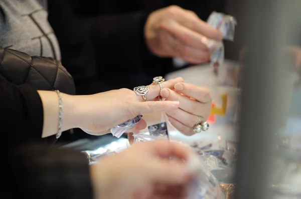Γυναίκα Προσπαθεί Για Δαχτυλίδια Ένα Κοσμηματοπωλείο Επικεντρώνονται Στα Χέρια Σας — Φωτογραφία Αρχείου