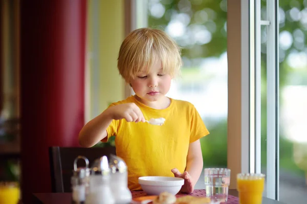 Kleiner Junge Isst Gesundes Frühstück Hotelrestaurant Leckeres Essen Hause Gesunde — Stockfoto