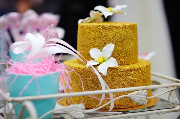 Bolo Casamento Ouro Decorado Com Flores Açúcar Branco Mesa Doce — Fotografia de Stock