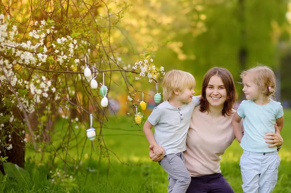 Bájos Kis Gyermekek Anyjuk Vadászat Festett Tojás Park Tavasszal Húsvét — Stock Fotó