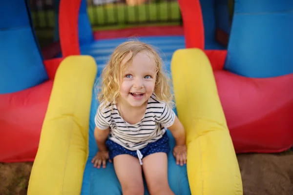 Kıvırcık Küçük Kız Çocuklar Için Eğlence Merkezi Nde Eğleniyor Çocuk — Stok fotoğraf