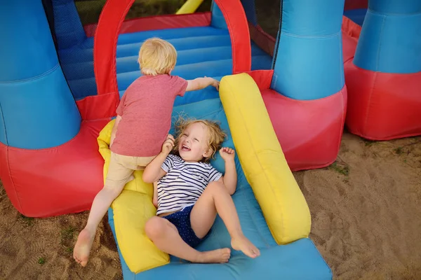 Charmante Kleine Jongen Meisje Met Plezier Leisure Center Voor Kinderen — Stockfoto