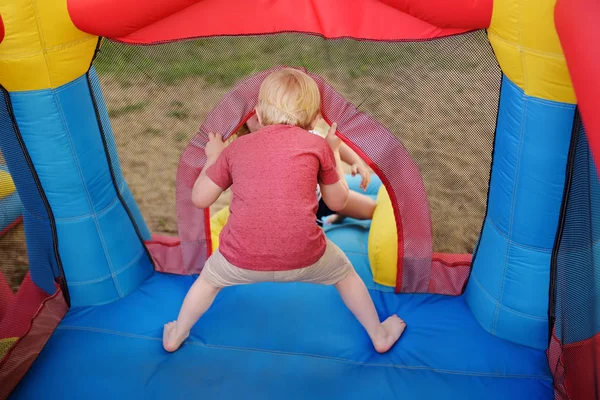 Charmante Kleine Jongen Meisje Met Plezier Leisure Center Voor Kinderen — Stockfoto