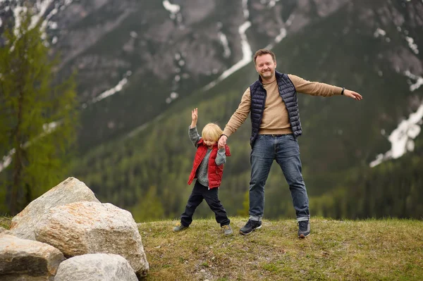 Netter Kleiner Junge Und Sein Vater Spazieren Schweizer Nationalpark Frühling — Stockfoto