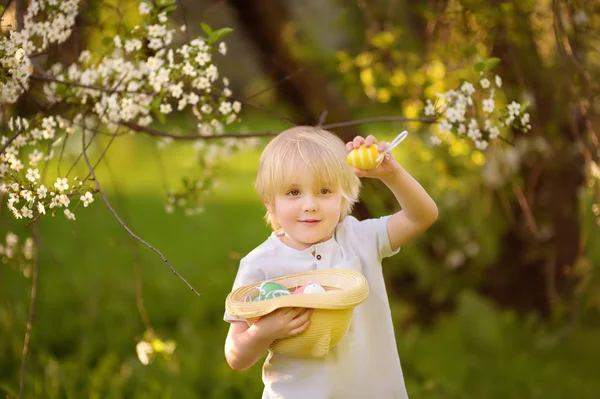Χαριτωμένο Μικρό Αγόρι Κυνηγάει Για Πασχαλινό Αυγό Στο Πάρκο Άνοιξη — Φωτογραφία Αρχείου