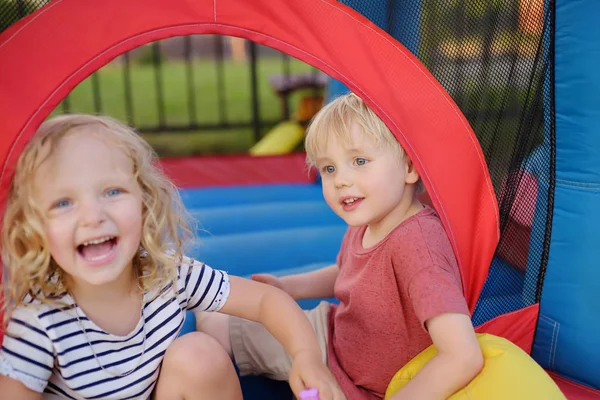 Charmante Kleine Jongen Meisje Met Plezier Leisure Center Voor Kinderen — Stockfoto