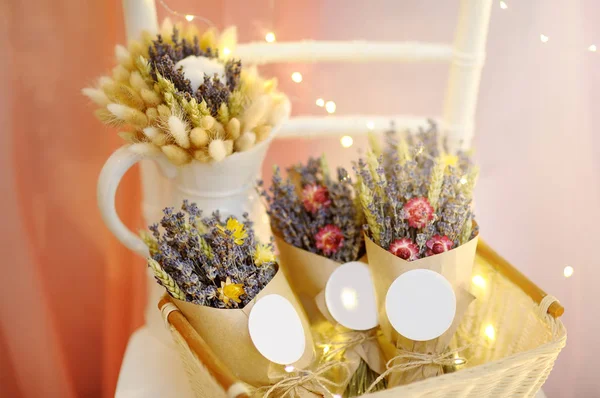 Prachtige Gedroogde Bloemen Papier Doosjes Met Lampjes Achtergrond Huwelijksdecoratie Close — Stockfoto