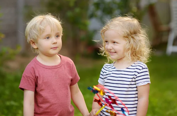 Liten Pojke Och Flicka Kul Promenad Glada Barn Med Vindsnurra — Stockfoto