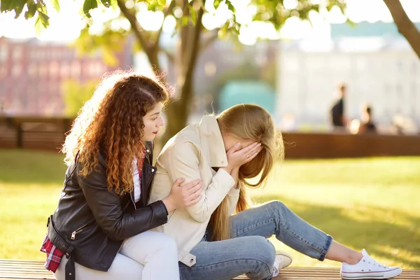 Joven Mujer Apoyo Calmar Amigo Molesto Dos Chicas Durante Conversación — Foto de Stock