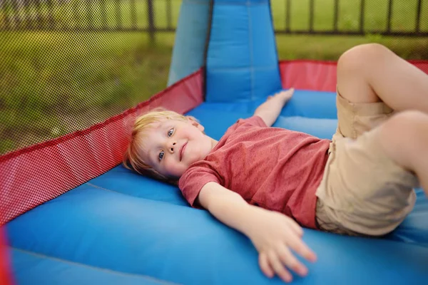 Schattige Kleine Jongen Zich Vermaken Het Leisure Center Voor Kinderen — Stockfoto