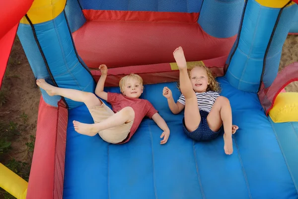 Charmante Kleine Jongen Meisje Met Plezier Leisure Center Voor Kinderen — Stockfoto