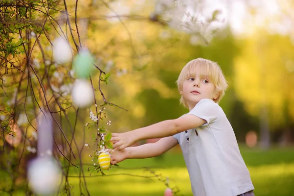 Netter Kleiner Junge Jagt Auf Zweigen Blühender Bäume Nach Osterei — Stockfoto