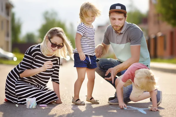 Gelukkig Minnelijke Gezin Met Twee Kinderen Lopen Zomer Het Woord — Stockfoto