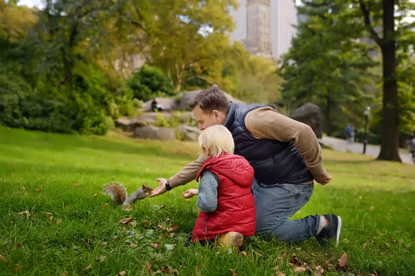 Petit Garçon Avec Son Père Nourrissant Écureuil Central Park Manhattan — Photo