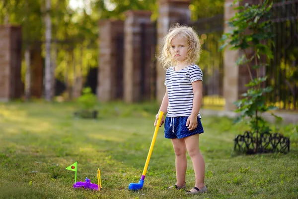 Bambina Che Gioca Mini Golf Nel Parco Primaverile Bambino Che — Foto Stock