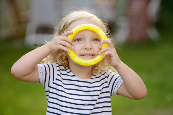 Niedliche Kleinkind Mädchen Freien Porträt Sommertag Lächelndes Und Charmantes Kind — Stockfoto