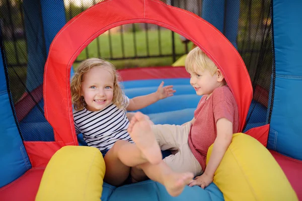 Charmante Kleine Jongen Meisje Met Plezier Leisure Center Voor Kinderen — Stockfoto