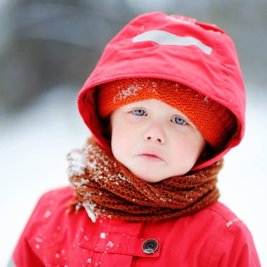 Açık havada kışın üzgün ağlayan küçük çocuk portresi. Mutsuz yalnız çocuk