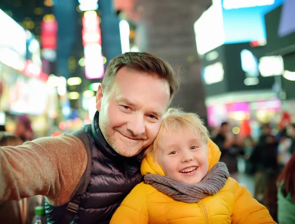 少年と彼の父親は マンハッタンのダウンタウンでタイムズ スクエアの Selfie を撮影します ニューヨーク市の有名な通り — ストック写真