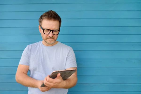 Portret Pewnie Dojrzały Mężczyzna Trzymając Komputer Typu Tablet Pojęć Idei — Zdjęcie stockowe