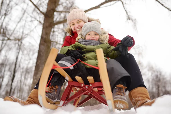 Niño Madre Disfrutan Deslizándose Tobogán Nieve Actividades Familiares Invierno Aire — Foto de Stock