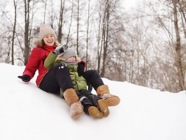 Küçük Çocuk Annesi Ile Kışın Buz Slayt Üzerinde Binme Keyfini — Stok fotoğraf