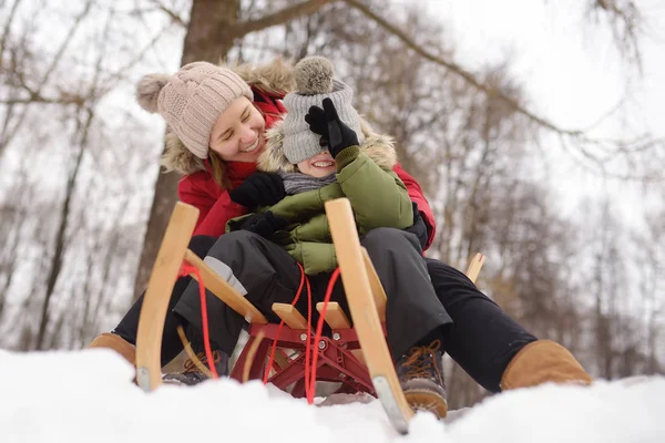 Niño Madre Disfrutan Deslizándose Tobogán Nieve Actividades Familiares Invierno Aire — Foto de Stock