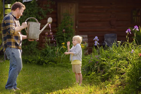 小男孩和他父亲的户外画像 孩子和男人在院子里园艺的时候玩得很开心 优质的家庭时间 — 图库照片