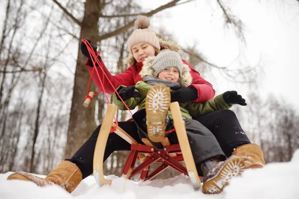 Mały Chłopiec Matki Cieszyć Się Przesuwające Się Śniegu Slajdów Rodzina — Zdjęcie stockowe