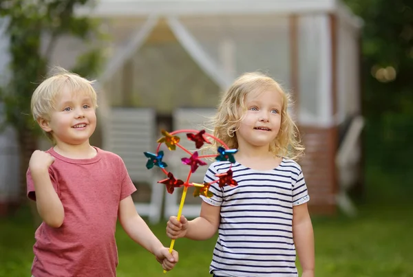 Kleine Jungen Und Mädchen Beim Spazierengehen Glückliches Kind Mit Windrad — Stockfoto