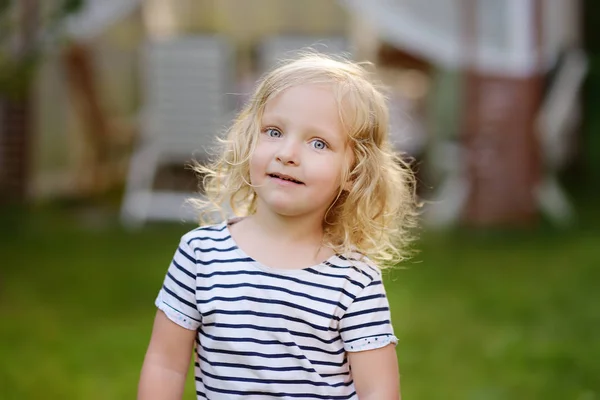 夏の日のかわいい幼児少女屋外の肖像画 笑顔と魅力的な子 金髪巻き髪のお嬢さん — ストック写真