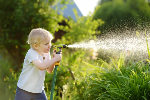 Divertido Niño Jugando Con Manguera Jardín Patio Trasero Soleado Niño — Foto de Stock