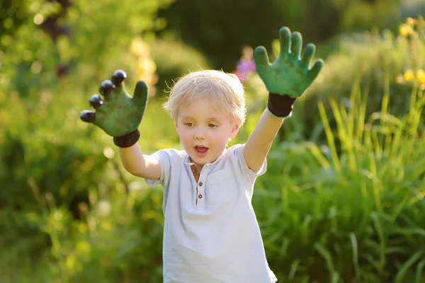 Kleiner Junge Mit Gartenhandschuhen Hat Spaß Bei Der Arbeit Heimischen — Stockfoto