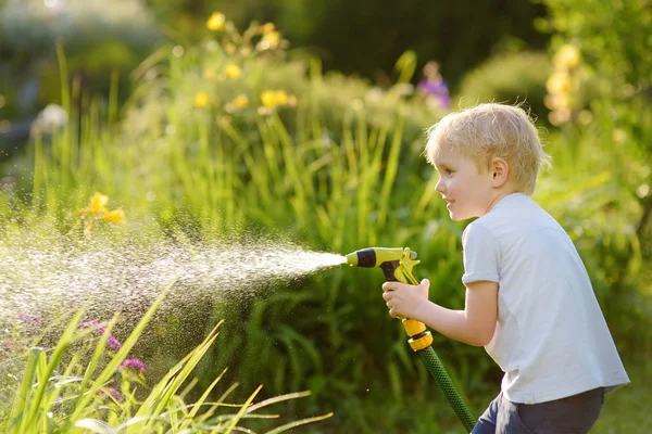 Divertido Niño Jugando Con Manguera Jardín Patio Trasero Soleado Niño —  Fotos de Stock